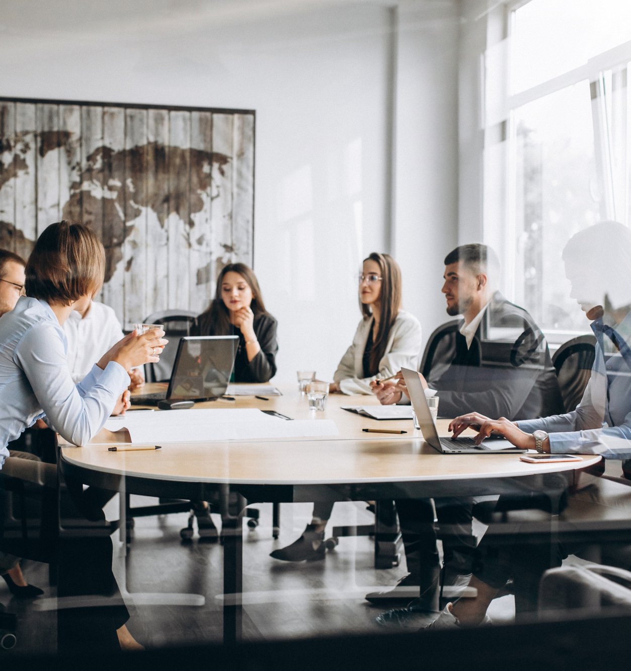 Equipo de trabajo compartiendo una actividad frente a un computador